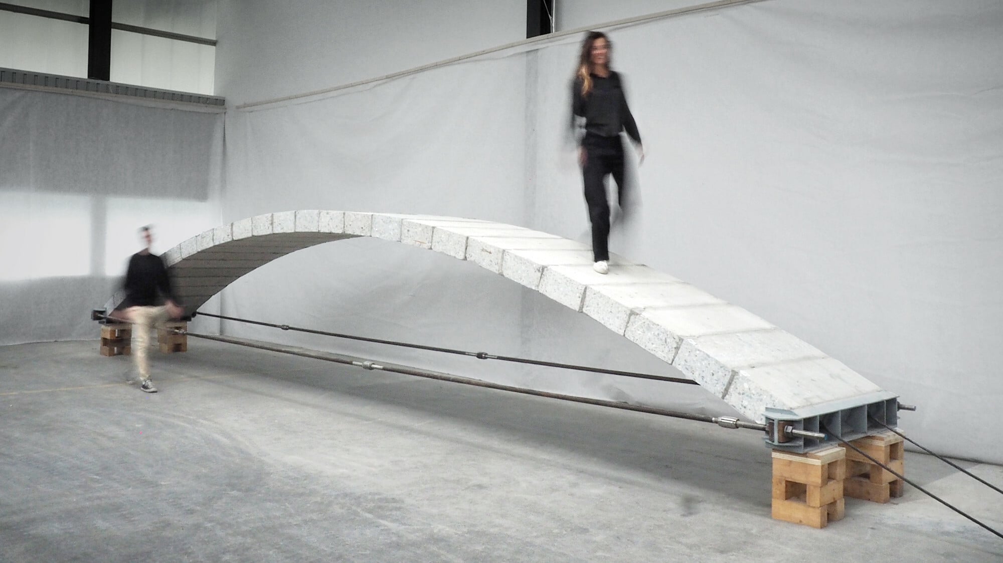 Die rund 10 Meter lange Brücke entstand in den Räumen des Structural Xploration Labs (SXL), einer gemeinsamen Einrichtung der EFPL und zwei Freiburger Hochschulen.