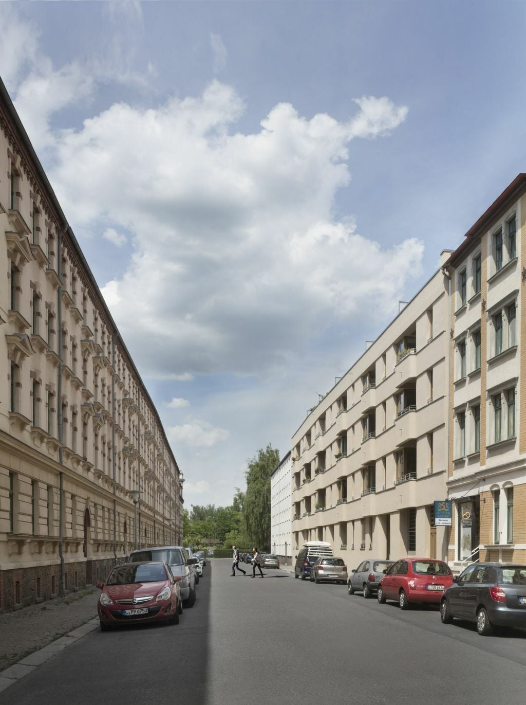 Der Neubau fügt sich mit seinen vier Vollgeschossen und dem abschließenden Staffelgeschoss in die Höhenentwicklung der umliegenden Wohnhäuser ein. 