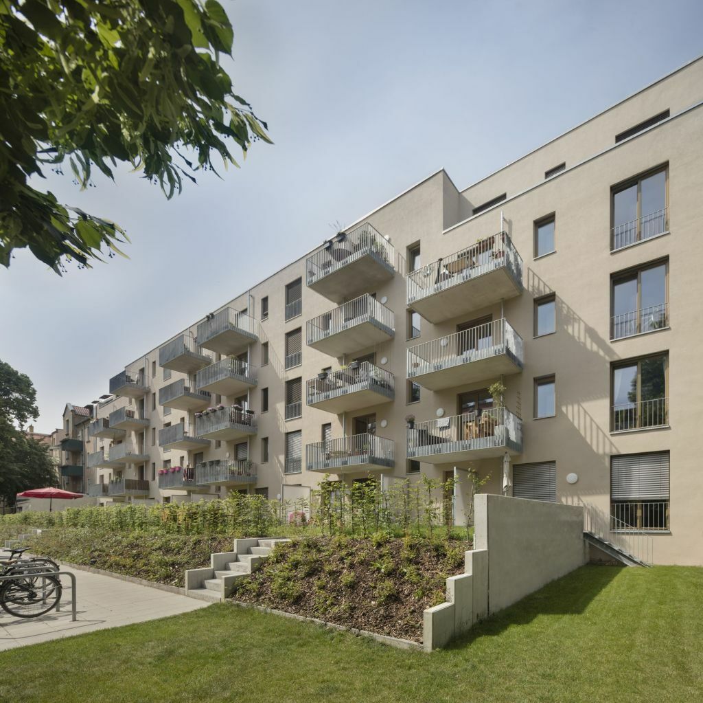 Durch die zweiseitige Orientierung aller Wohnungen verfügt jede der 26 Einheiten über einen Balkon zum Innenhof und eine Loggia zur Straße hin.