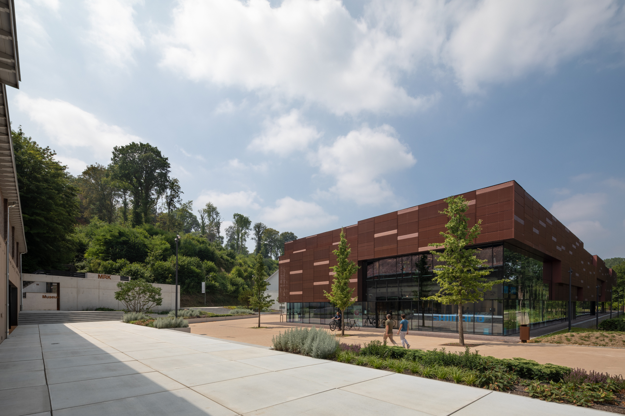 Der zweigeschossige Riegel liegt im Zentrum des neuen Quartiers.