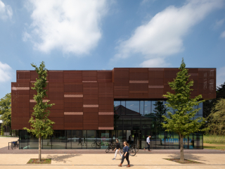 In Valkenburg bei Maastricht haben MoederscheimMoonen Architects das Shimano Experience Center realisiert.