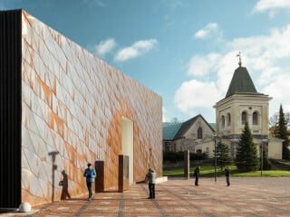 Im finnischen Kirkkonummi haben JKMM Architects aus Helsinki eine Bibliothek von 1982 erweitert.