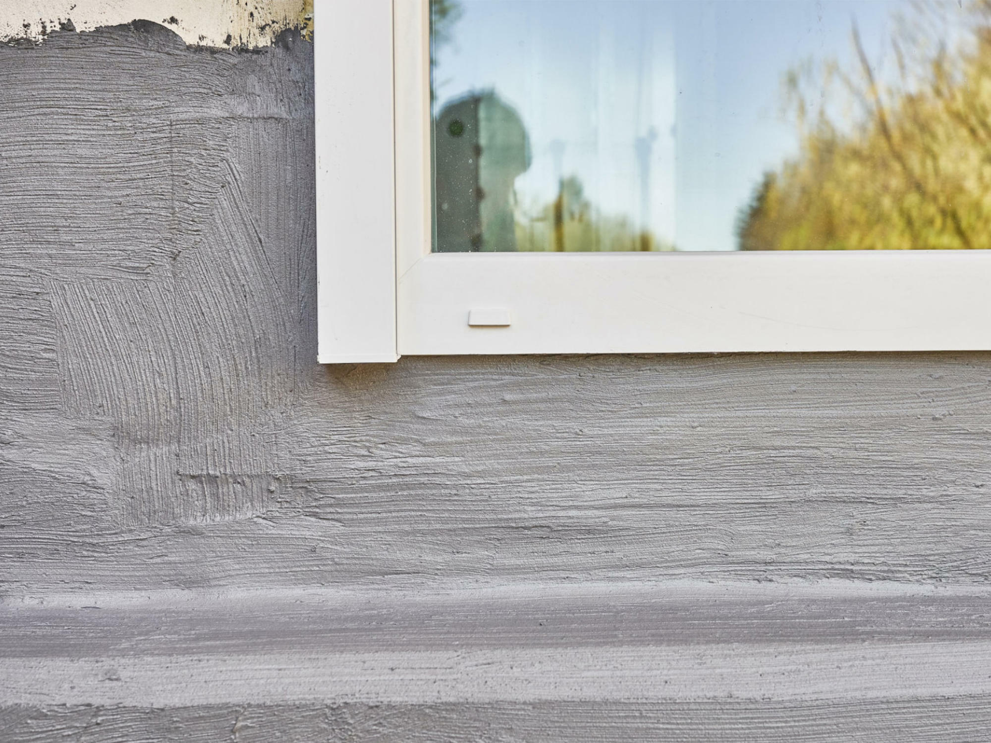 Das Fensterprofil wird vollständig eingedichtet und an die umlaufende Abdichtung angeschlossen.