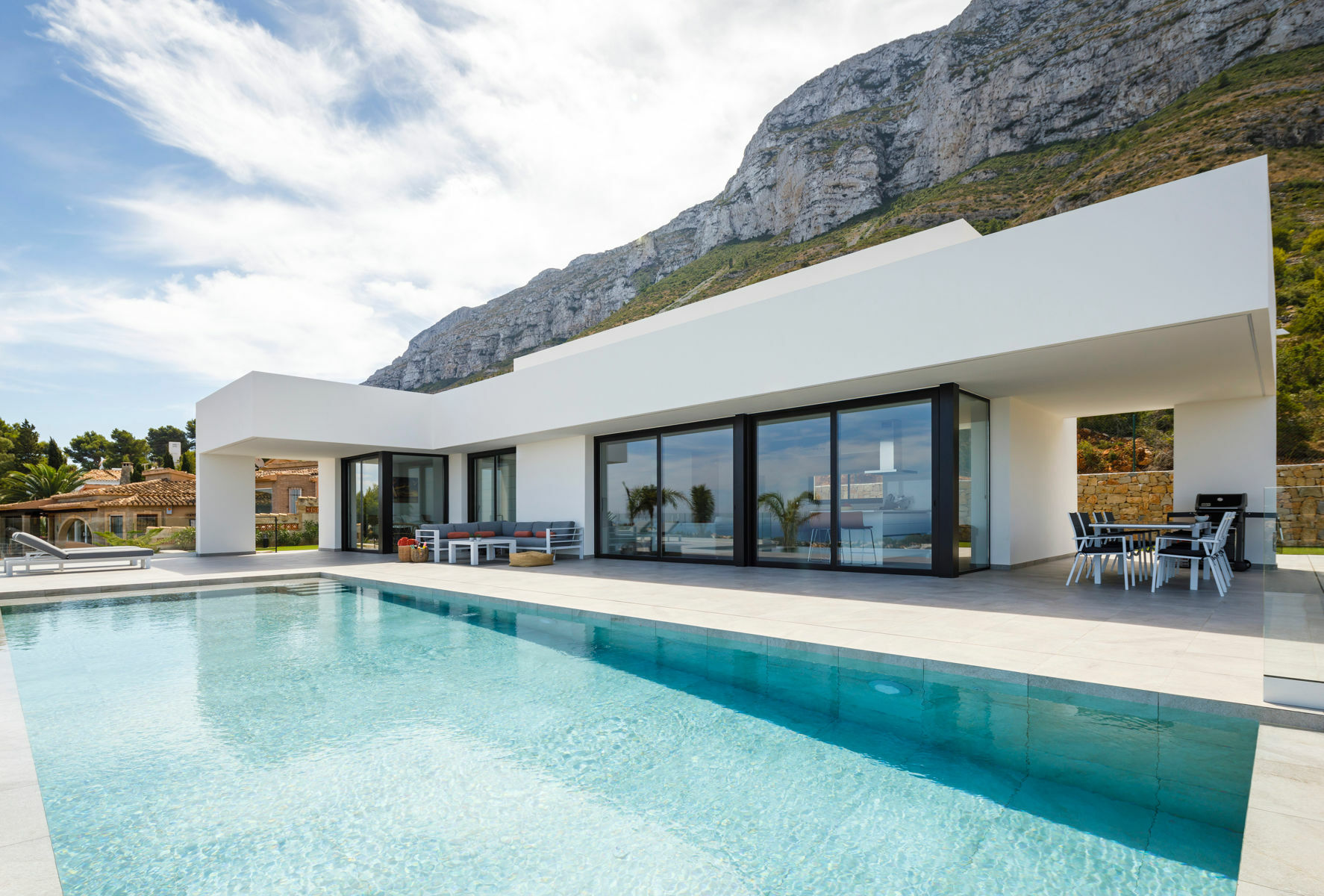 Im und um den Pool sowie im ganzen Haus wurden Keramikfliesen der Serie Quarzit von Agrob Buchtal verlegt.