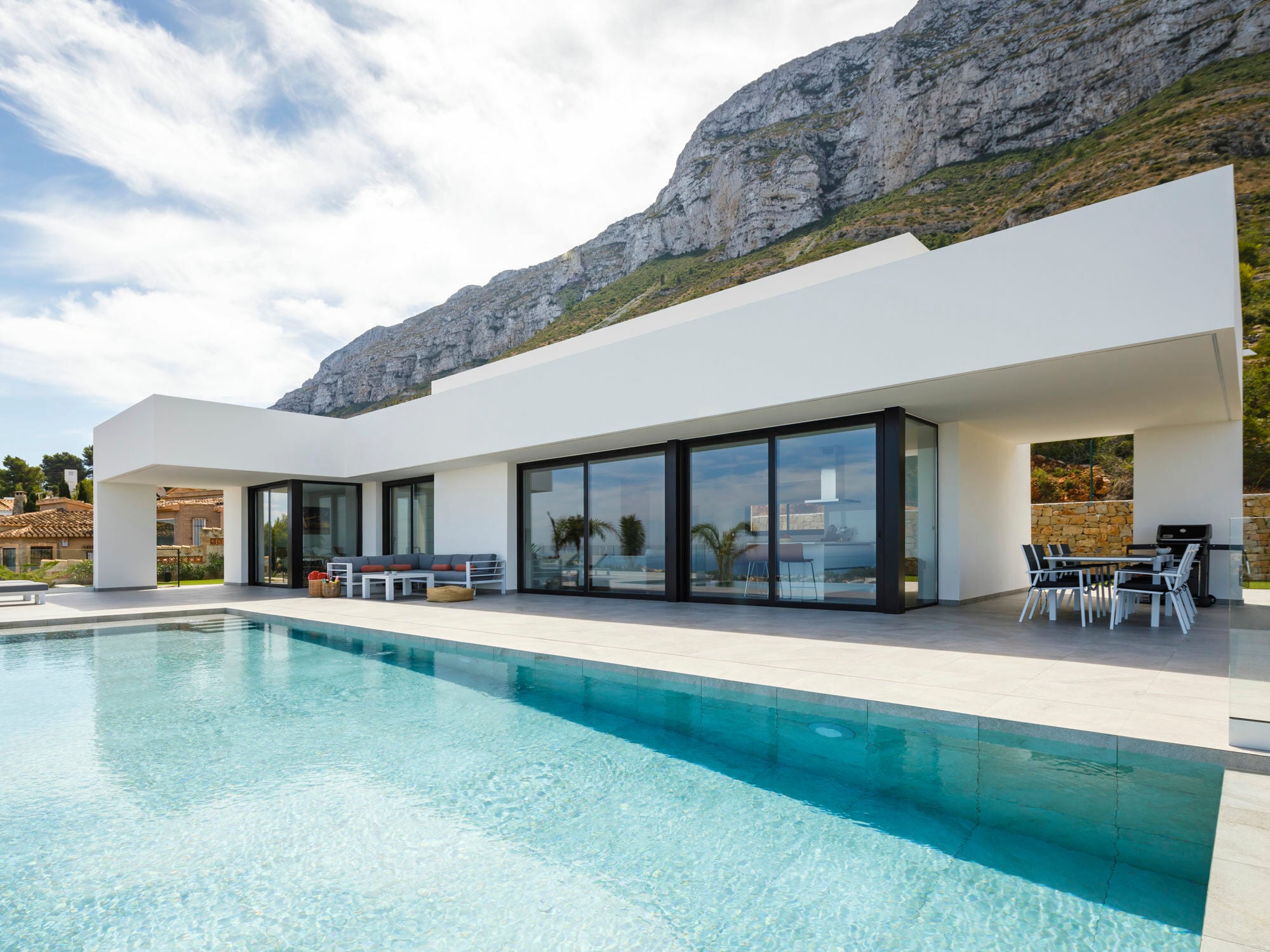 Schlichte, zeitlose Eleganz mit klaren Linien und Sichtachsen, die ohne Opulenz auskommt – das wünschte sich eine Bauherrenfamilie aus Belgien für ihr Ferienhaus an der Costa Blanca in Spanien. 