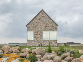 Ganz nah am Meer auf einer kleinen dänischen Insel erhebt sich das von Ginnerup Arkitekter geplante Fritidshus M.