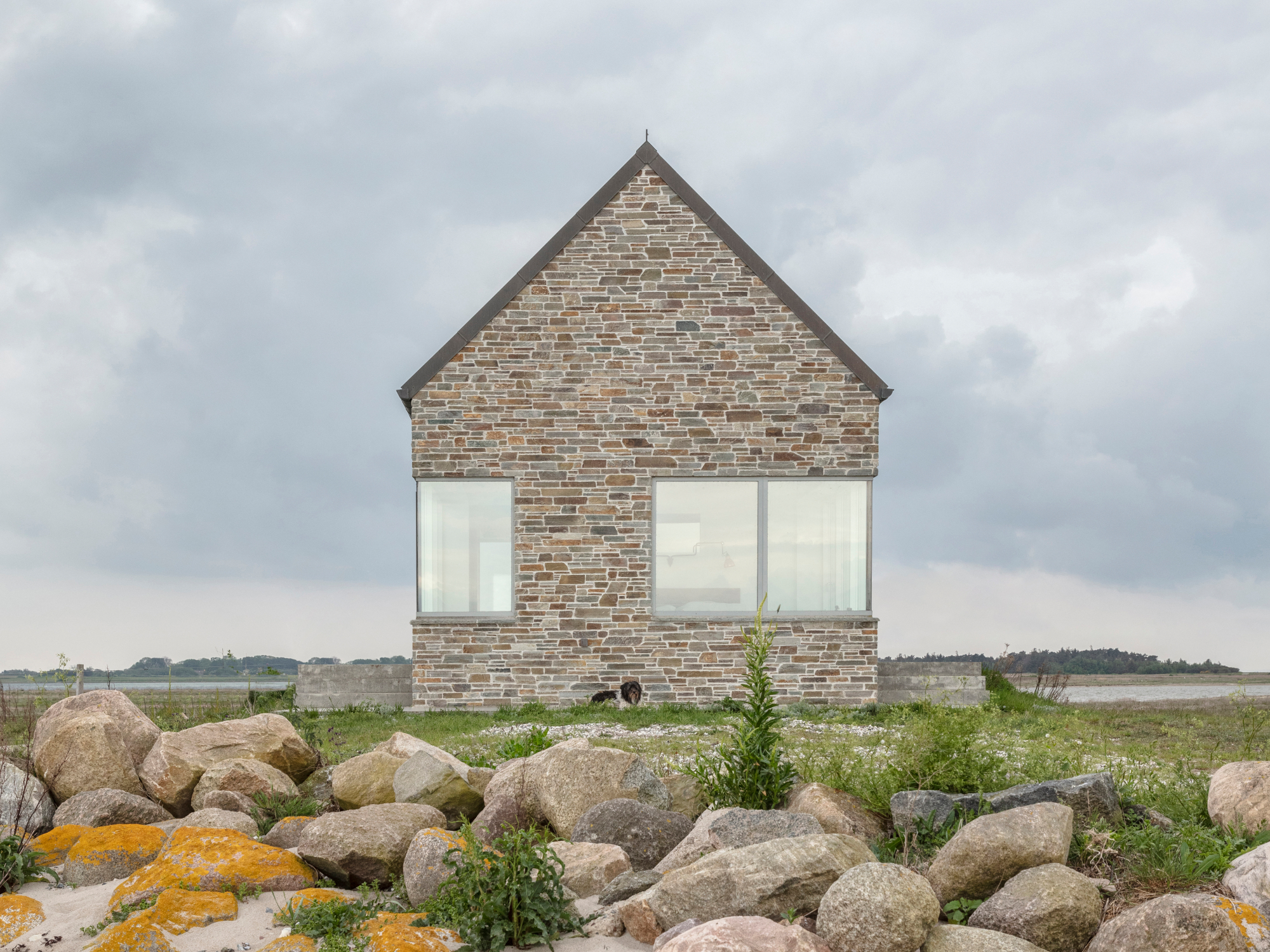Ganz nah am Meer auf einer kleinen dänischen Insel erhebt sich das von Ginnerup Arkitekter geplante Fritidshus M.