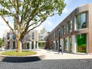 Mit dem Neubau des SOS-Kinderdorfes nach Plänen von Kresings Architektur ist ein kleines, örtliches Zentrum entstanden.