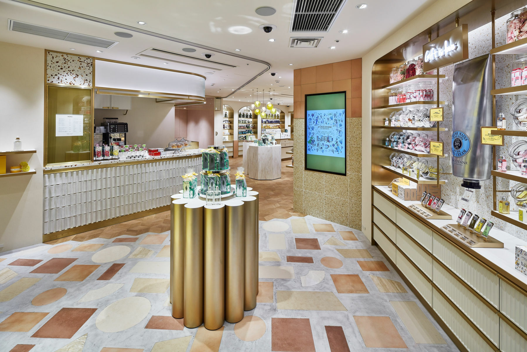 Warme, erdige Farben, die von der Provence inspiriert sind, sowie kontrastierende, elegante Elemente aus Messing und abgerundete Möbel bestimmen das Interieur des Shops. 