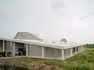 Das Crematorium Polderbos südöstlich von Ostende hat das Büro OFFICE Kersten Geers David Van Severen gemeinsam mit dem Künstler Richard Venlet entworfen.