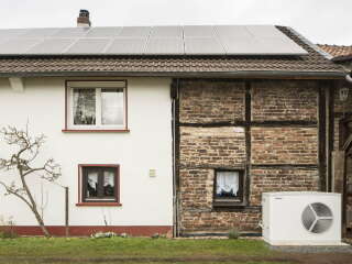 Die Effekte für Energieeinsparungen und damit für den Klimaschutz sind bei der energetischen Gebäudesanierung um das rund 4,5-fache höher als beim Neubau. 