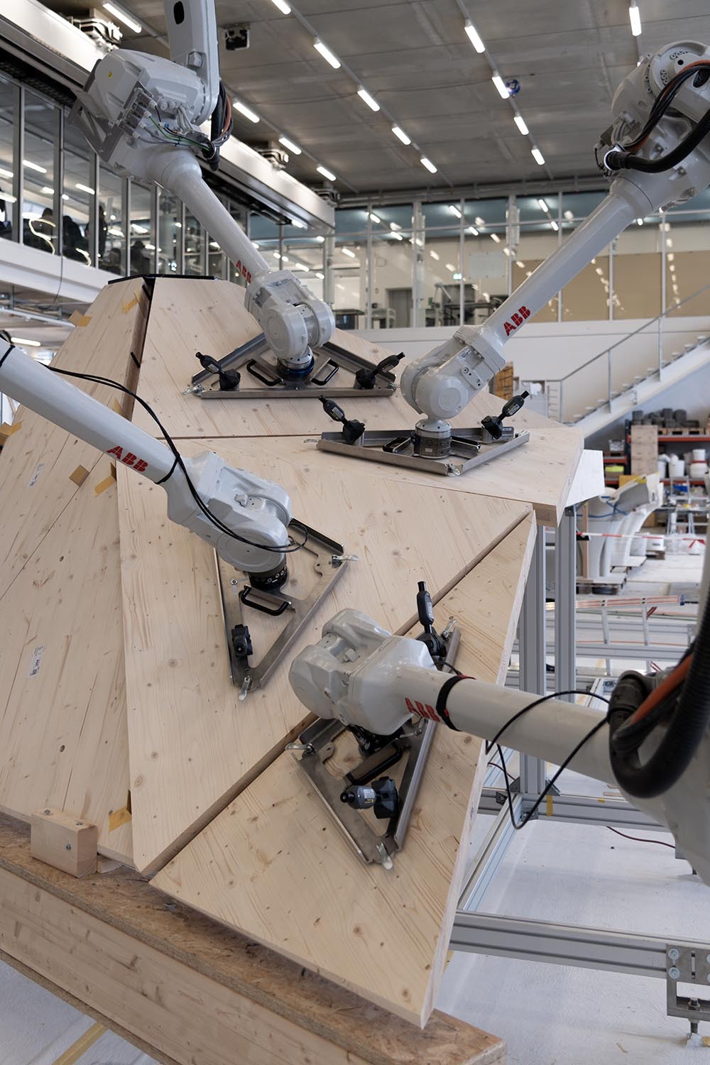 Hinter der insgesamt 22,5 m hohen Struktur aus Holz und Stahl steht der Lehrstuhl Gramazio Kohler Research der ETH Zürich. 