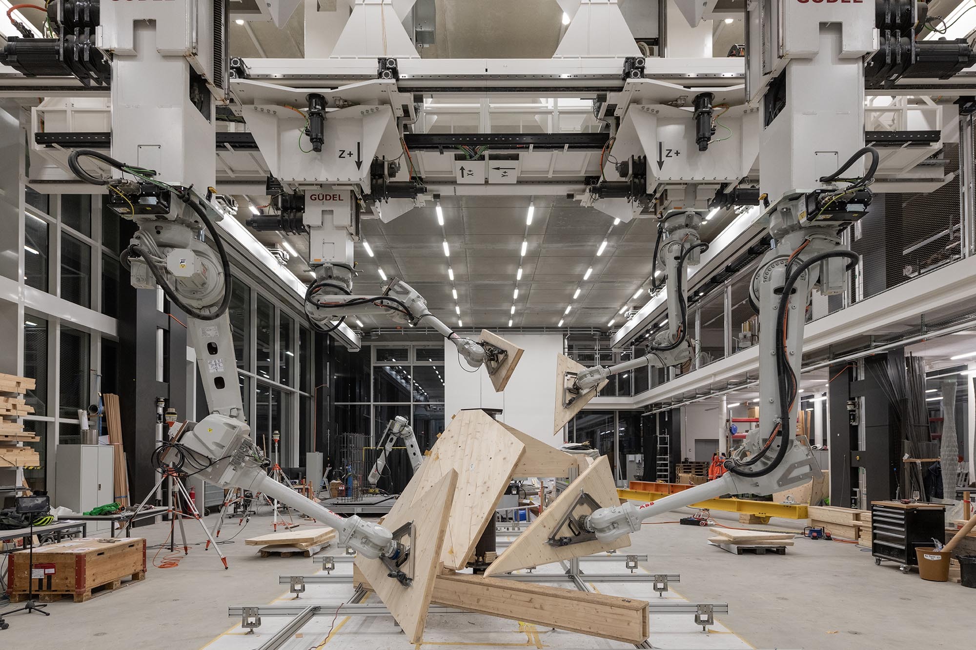 Auch Fertigung und Montage ist mithilfe digitaler Technologien umgesetzt worden: Erstmals kamen gleichzeitig vier Roboter im Robotic Fabrication Lab der ETH Zürich zum Einsatz. 