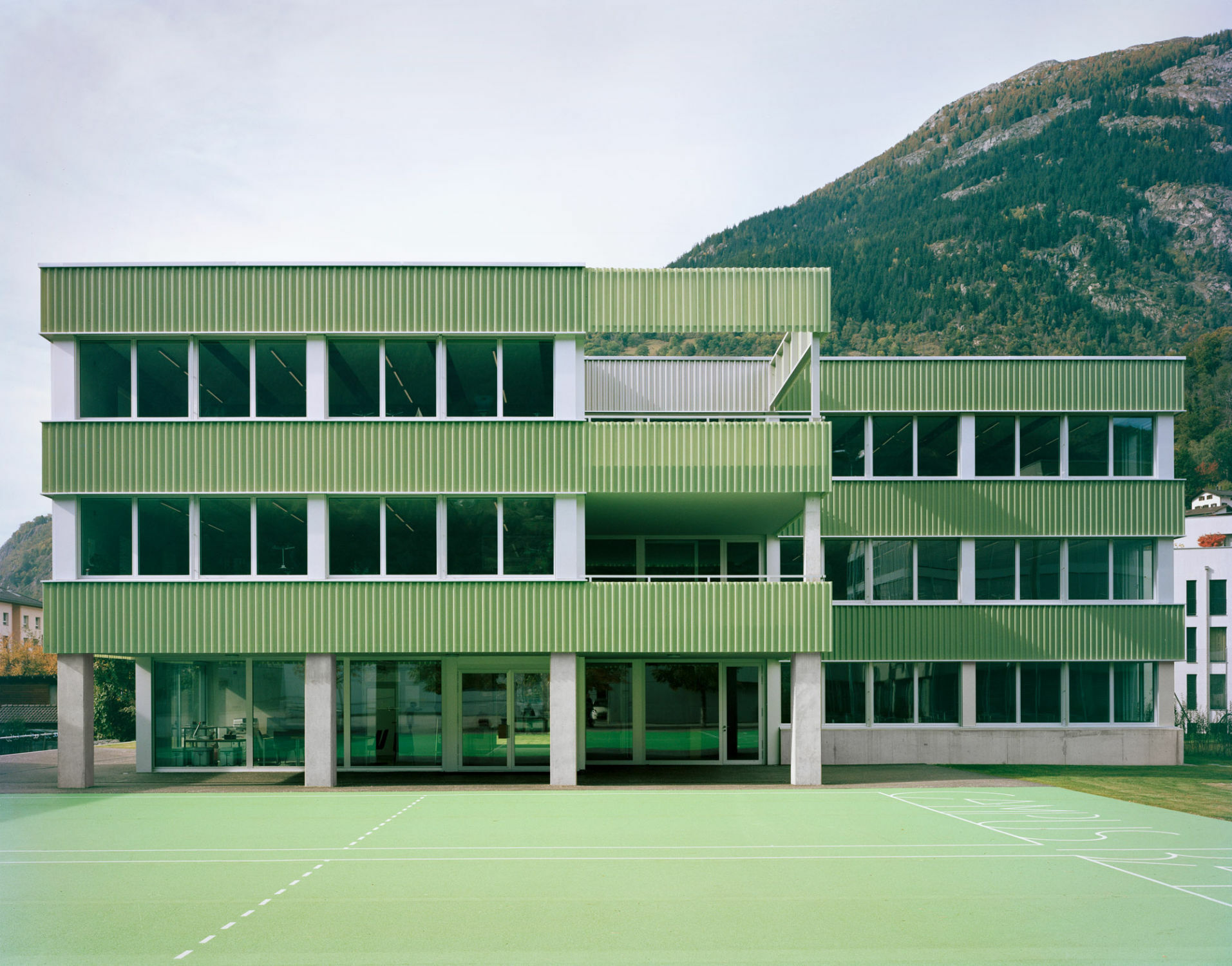 Das junge Zürcher Architekturbüro Office Oblique hat das Primarschulhaus als veredelten Rohbau konzipiert.