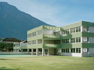 Ton in Ton mit seiner Umgebung zeigt sich der Schulneubau Froschkönig in Naters.