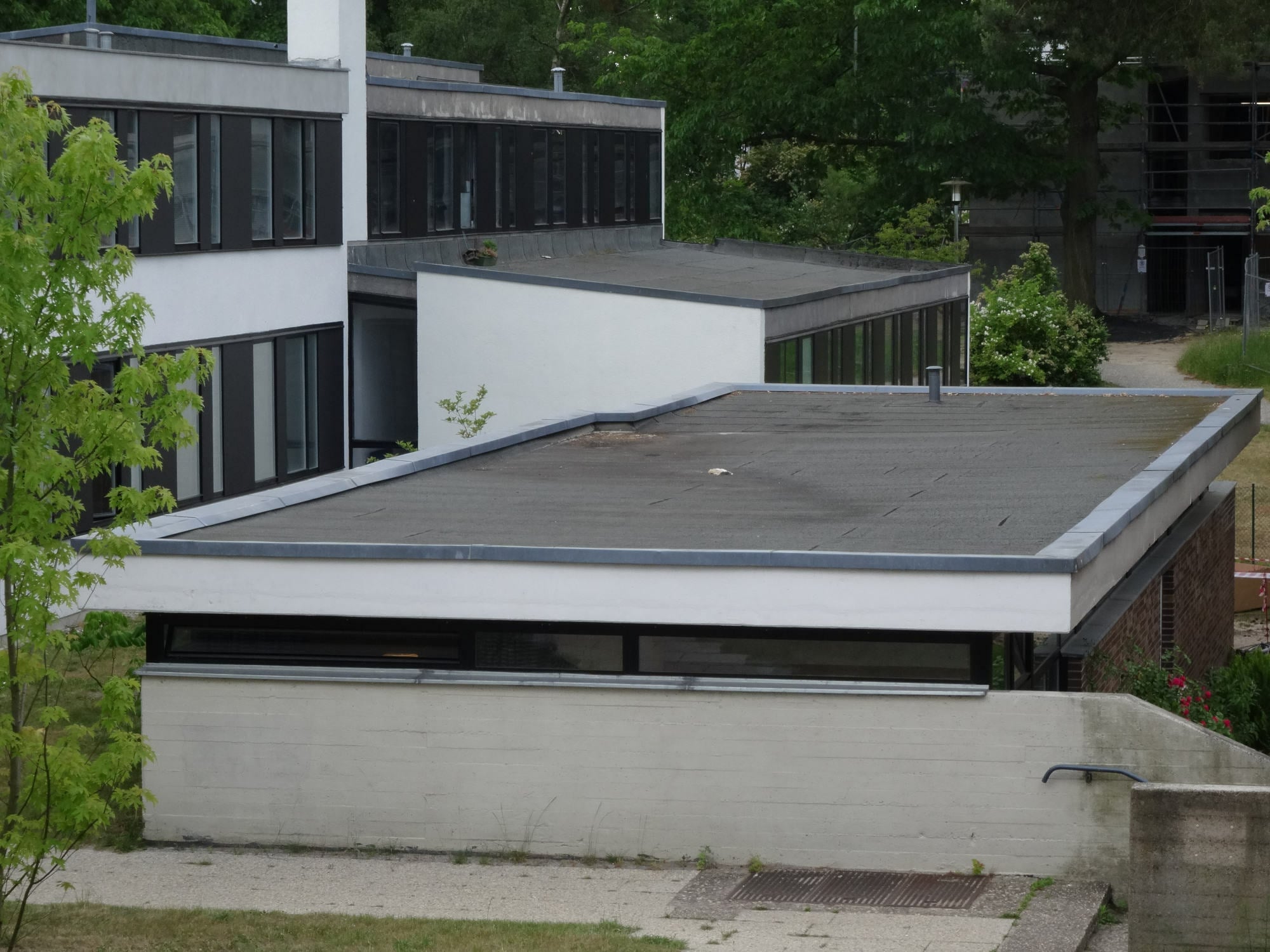 Wie andere Durchdringungen der Dachhaut bilden Lüfter eine Schwachstelle im Flachdachaufbau (im Bild: Studentendorf Schlachtensee in Berlin); der Anschluss erfordert besondere Sorgfalt.