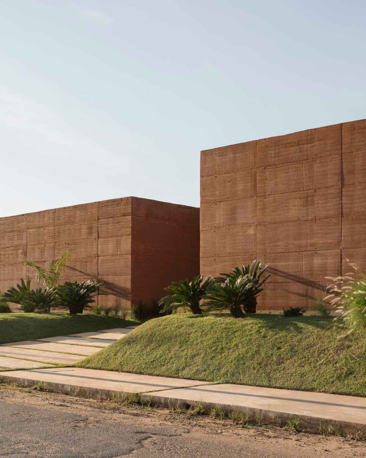 Von der Straße ähnelt das Gebäude, geplant von Equipo de Arquitectura aus Asunción, einer Festung.