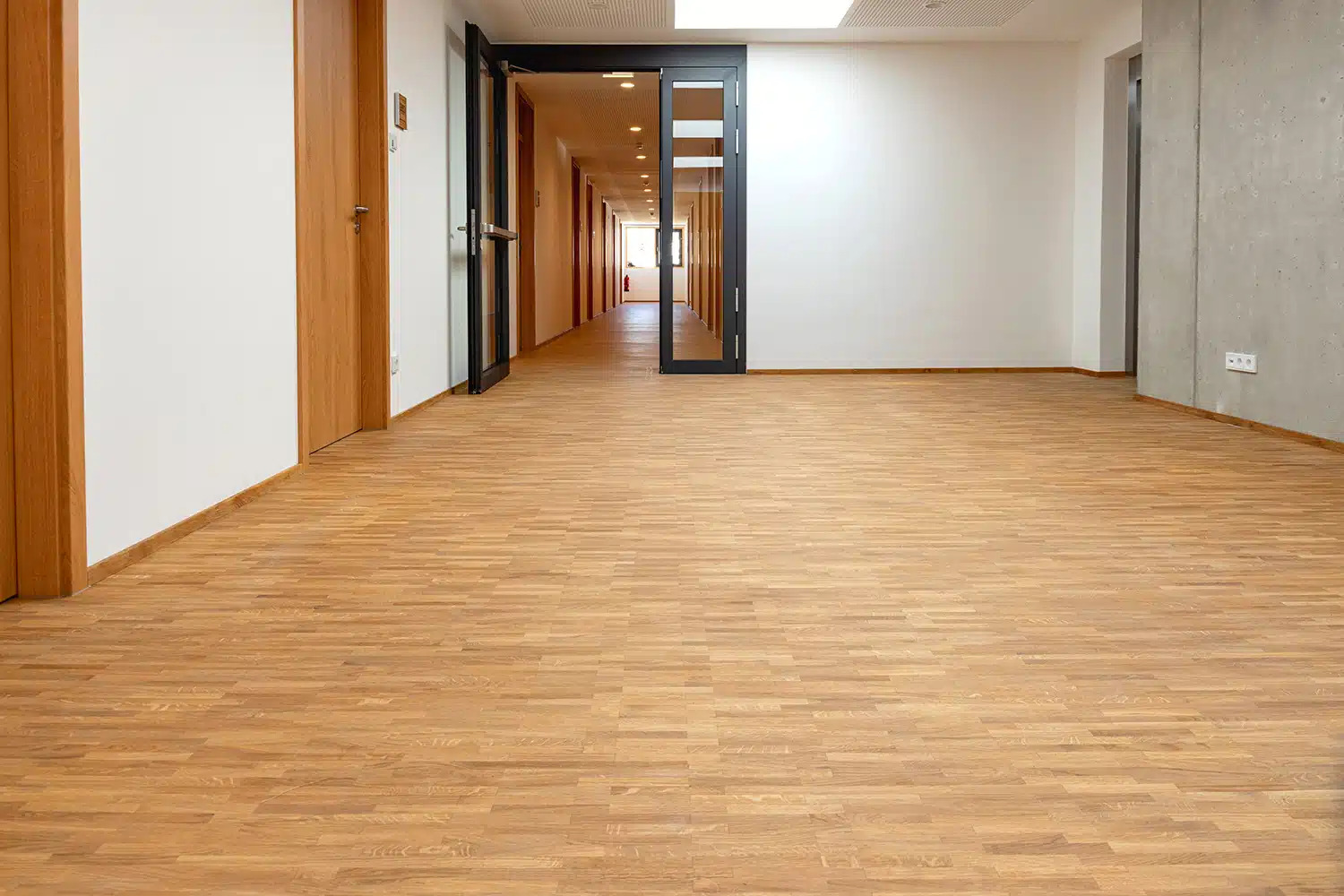 Stabparkett gibt es als Massivholz- oder Zweischichtparkett.