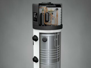 Das Warmwasser-Wärmpumpengerät Logatherm WPT ist kompakt und kann über das integrierte Display bedient werden.