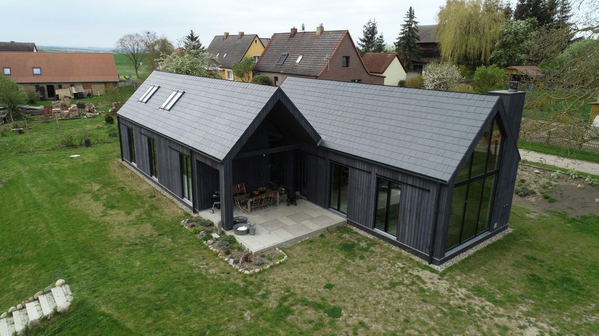 Eine große Terrasse und die verglaste Giebelseite geben Ausblicke in die uckermärkische Landschaft frei.