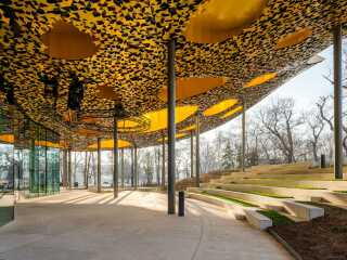 Im Budapester Stadtpark Varosliget scheint ein überdimensionaler Pilz mit durchlöchertem Hut aus dem Boden emporzuwachsen. 