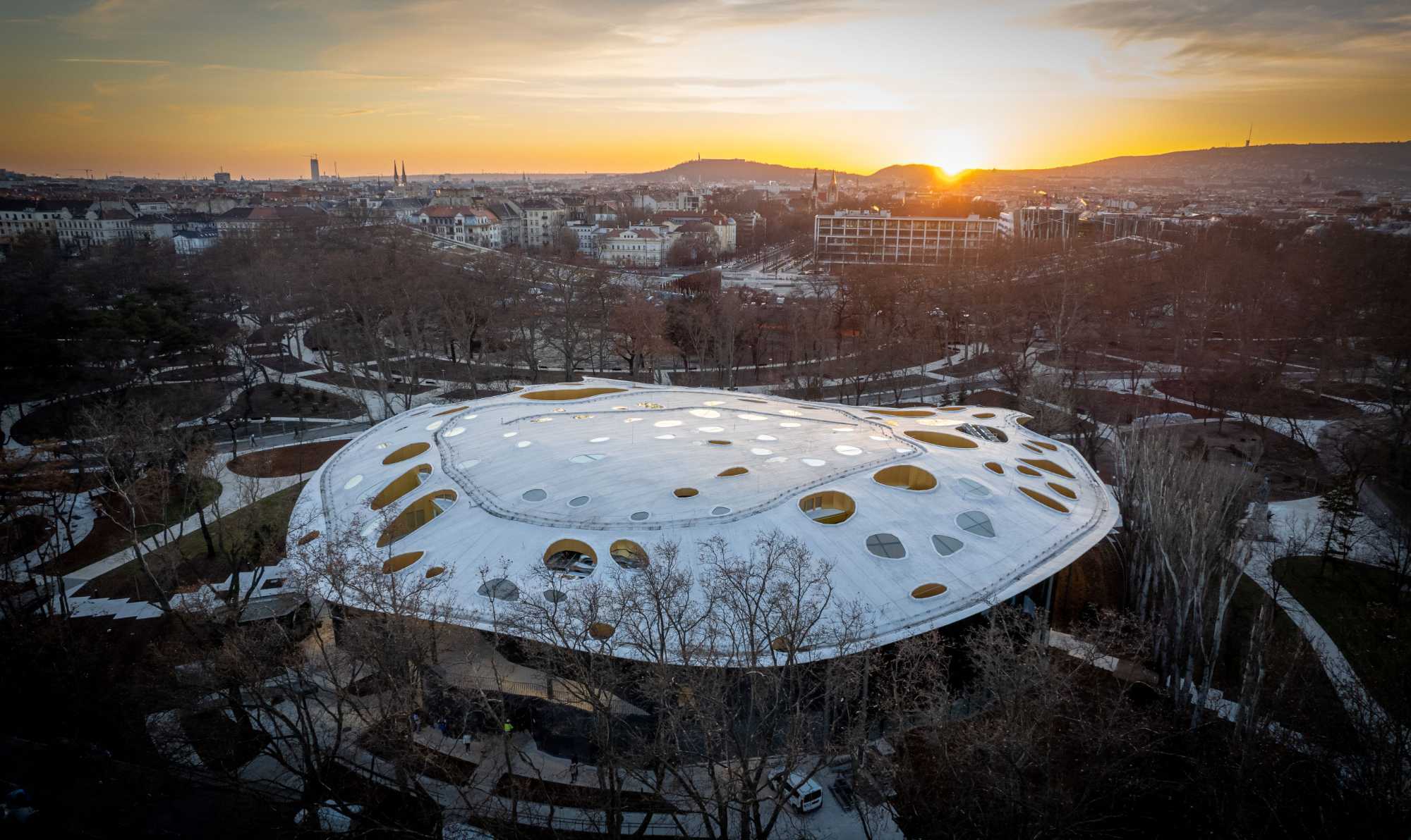 Gewidtmet ist der Bau mit gläsernen Wänden und weit aufgespanntem Dach europäischer, insbesondere aber ungarischer Musik. Der Entwurf stammt vom japanischen Büro Sou Fujimoto.