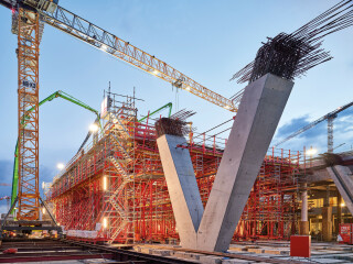 Eine maßgeschneiderte Schalwagenlösung ermöglichte den Bau des 550 Meter langen und 27 Meter breiten Vorfahrtstisches am neuen Terminal 3 des Frankfurter Flughafens. 