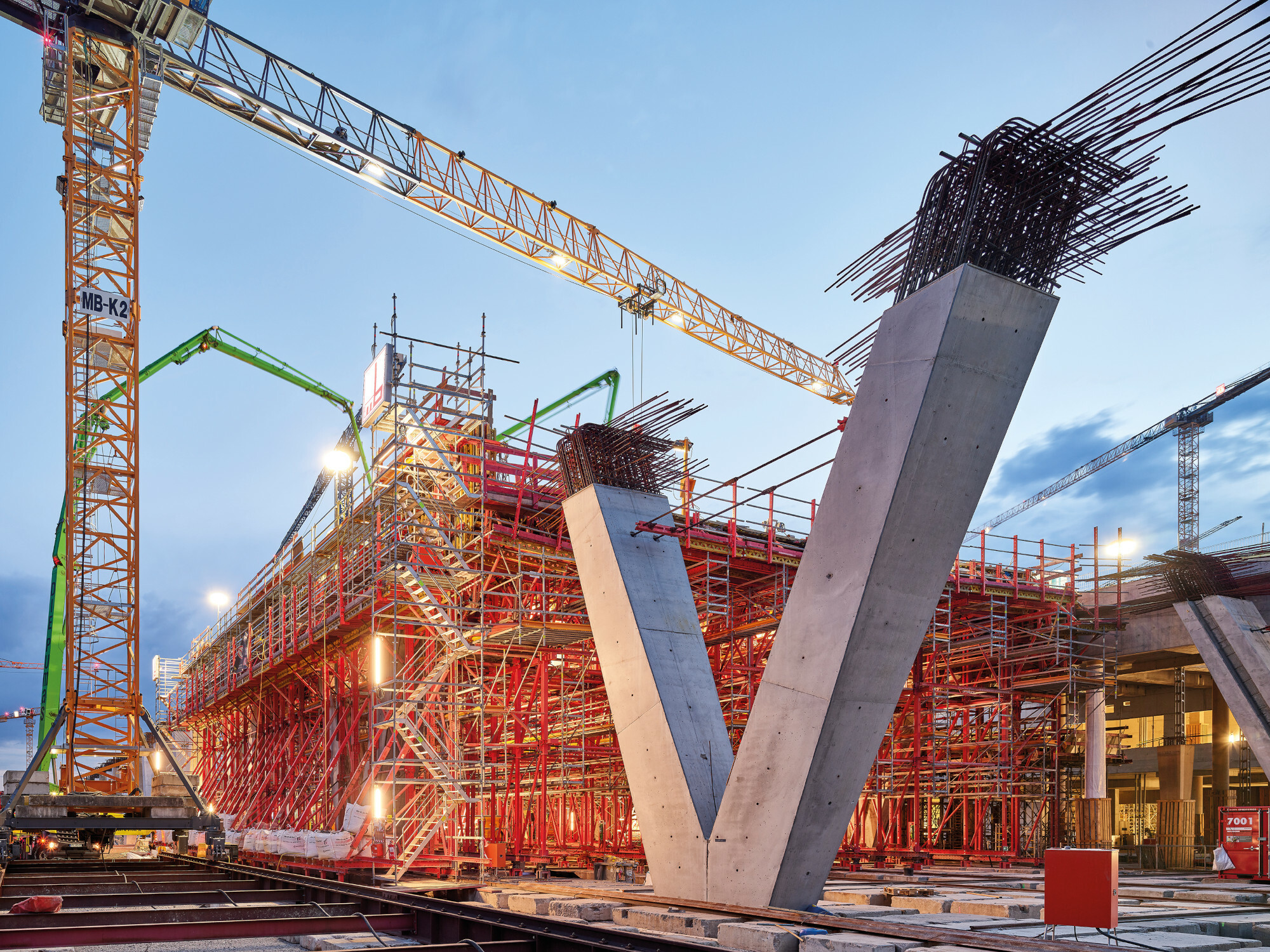 Eine maßgeschneiderte Schalwagenlösung ermöglichte den Bau des 550 Meter langen und 27 Meter breiten Vorfahrtstisches am neuen Terminal 3 des Frankfurter Flughafens. 