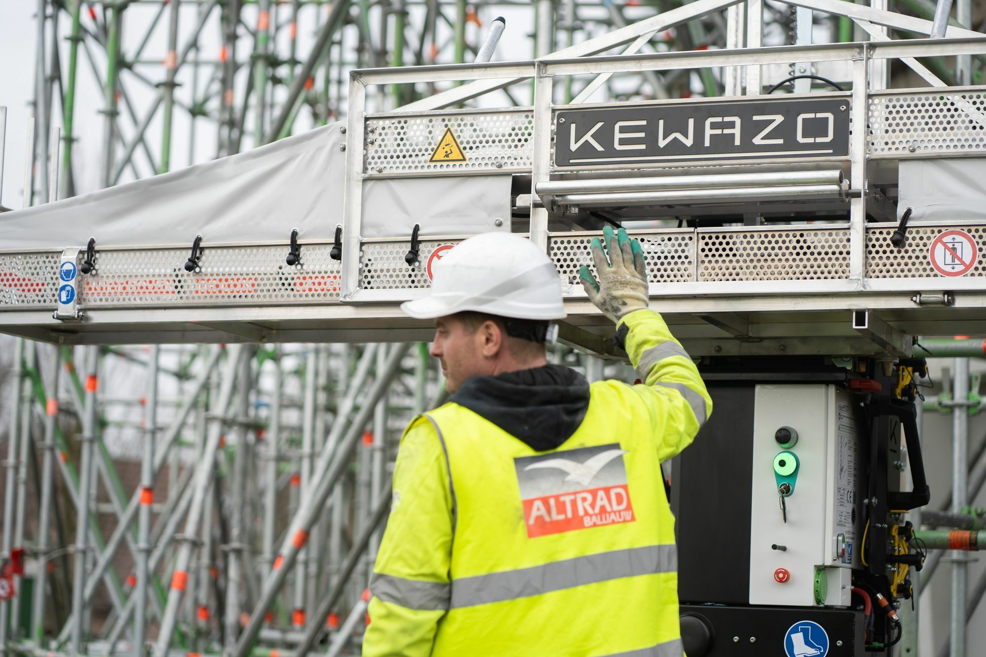 Mithilfe der Baurobotik kann fehlendes Personal ersetzt beziehungsweise effizient auf mehreren Baustellen gleichzeitig eingesetzt werden.