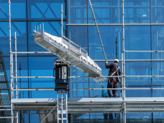 Der Gerüstbauroboter wird mittels One-Touch-Technologie auotmatisch zum Zielort geschickt.