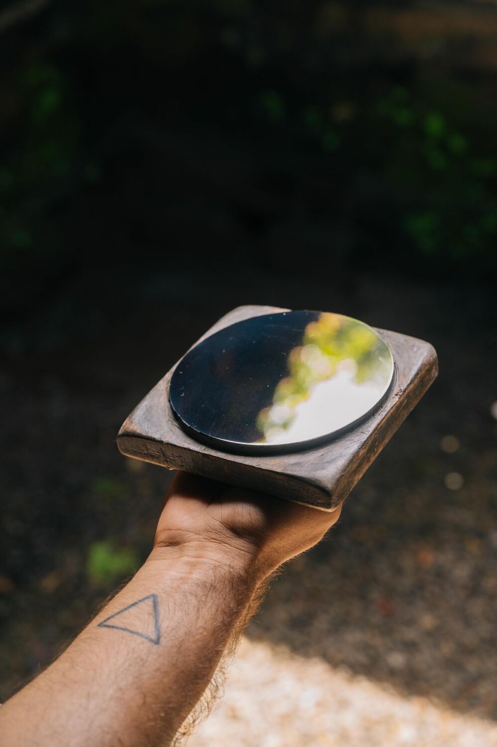 Die Spiegel sind nach dem besonderen Herstellungsprozess der traditionellen indischen Handwerkskunst Aranmula Kannadi gefertigt.