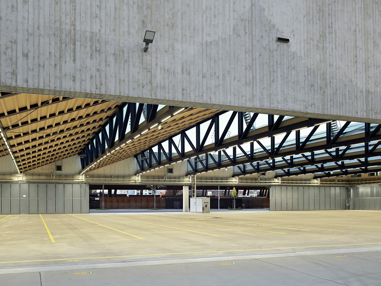 Die Busgarage konnte dank einer Dachstruktur mit Fachwerkbindern aus Walzprofilen über 55 Meter Breite stützenfrei ausgeführt werden.