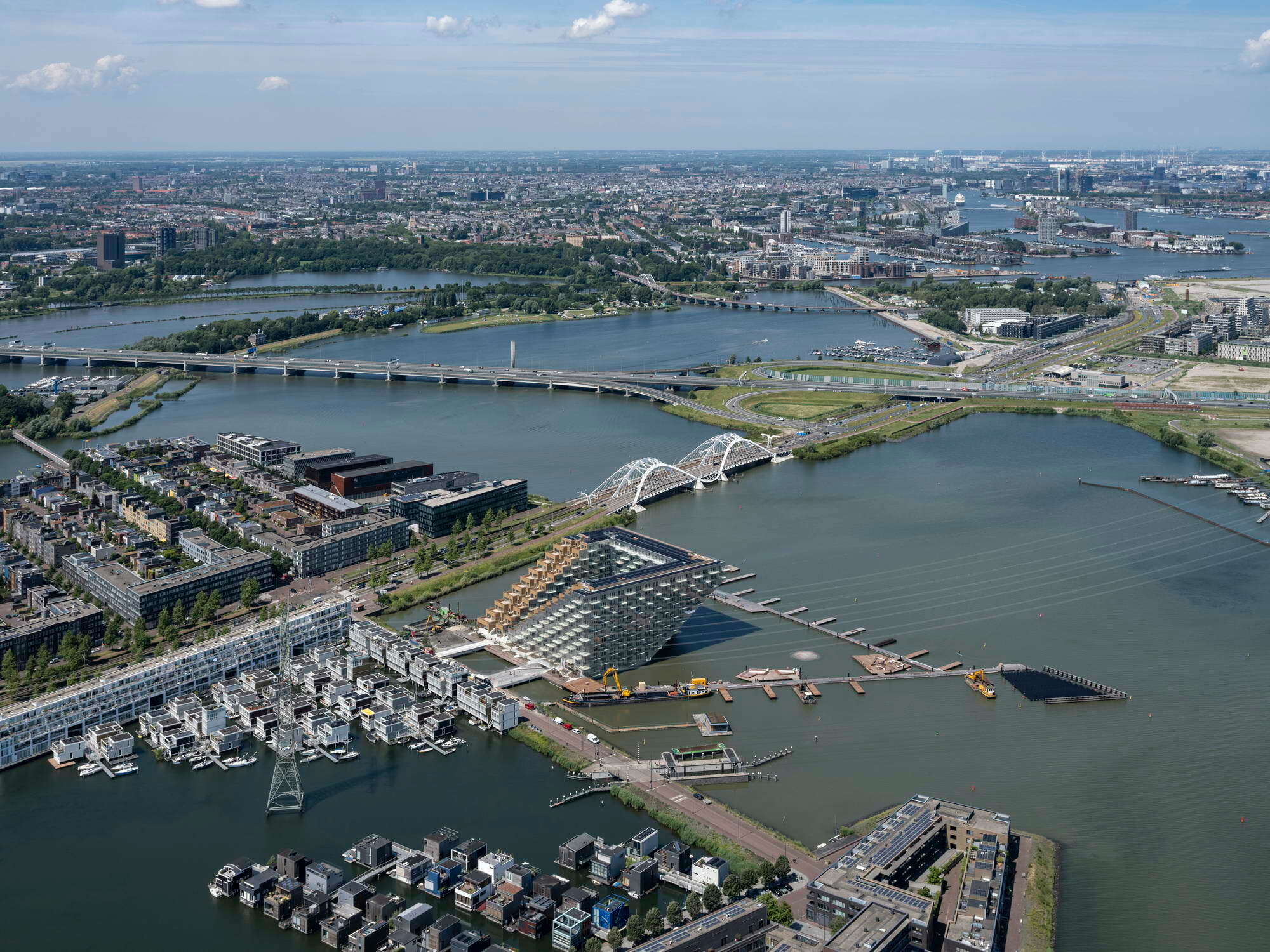 Der Strombedarf für Heizung, Wärmepumpen, Lüftungsanlage und Beleuchtung wird rechnerisch vollständig über eine 2.200 m² große Photovoltaikanlage gedeckt, die sich auf dem Dach und teilweise auf einer dem Steg vorgelagerten, schwimmenden Insel befindet. 