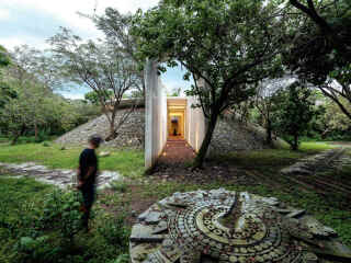 Soler Orozco Arquitectos (SOA) + Javier Sanchez planten das Spa mitten im Wald, am Fuße des Tepozteco-Hügels.. 