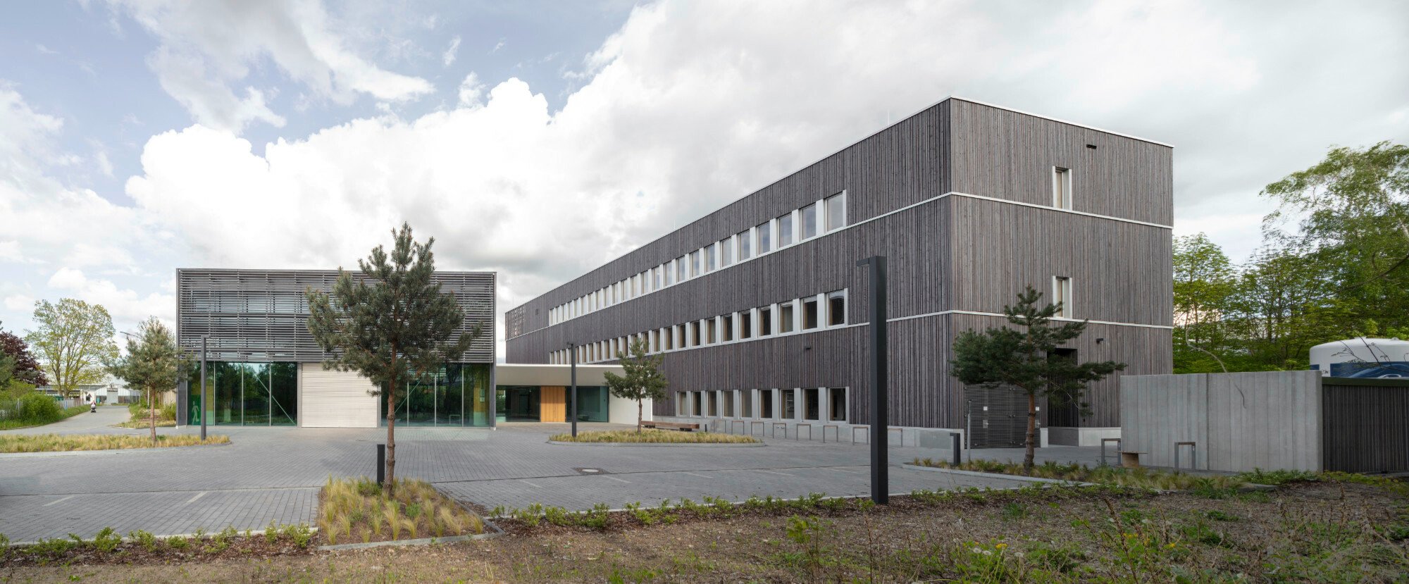 Bürogebäude, Foyer und Laborhalle mit zentralem Vorplatz