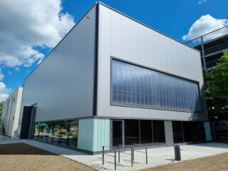 Mit dem kürzlich eröffneten Fosrchungszentrum an der Technischen Universität Darmstadt entstand die erste Laborumgebung speziell für Grundlagenforschung und Entwicklung in Bezug auf den Werkstoff Glas, den Glasbau und Glasfassaden