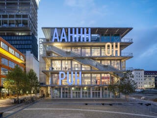 Im Werksviertel-Mitte im Münchener Osten liegt das Mixed-Use-Gebäude Werk 12, das von MVRDV und N-V-O Nuyken von Oefele Architekten stammt. 