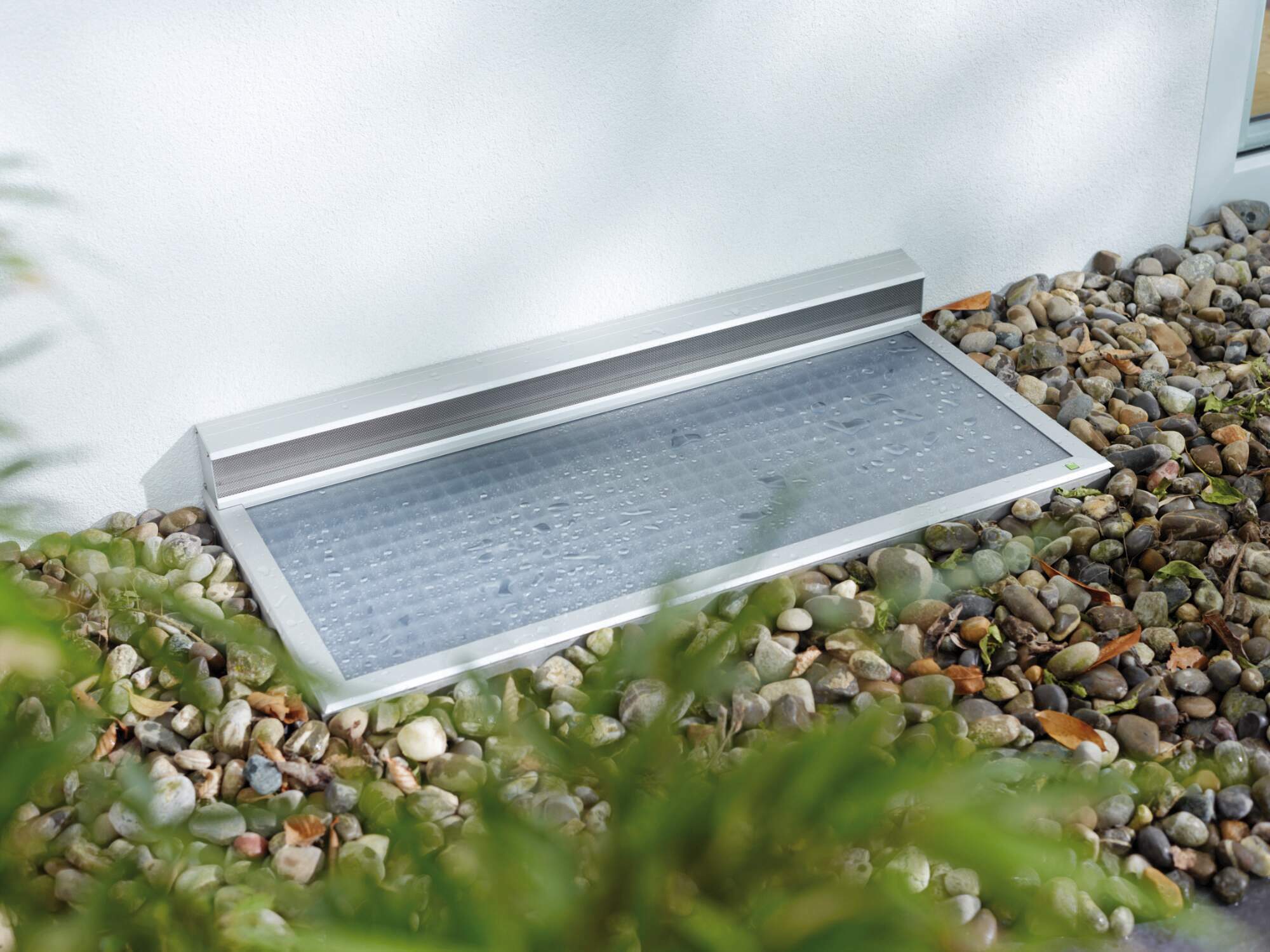 Die regensichere Lichtschachtabdeckung Resi von MHZ besteht aus Edelstahlgewebe und UV-beständigem, hochtransparentem Polycarbonat. Ein integriertes Belüftungselement mit vorgeschriebenem Strömungsquerschnitt sorgt für ausreichende Belüftung.