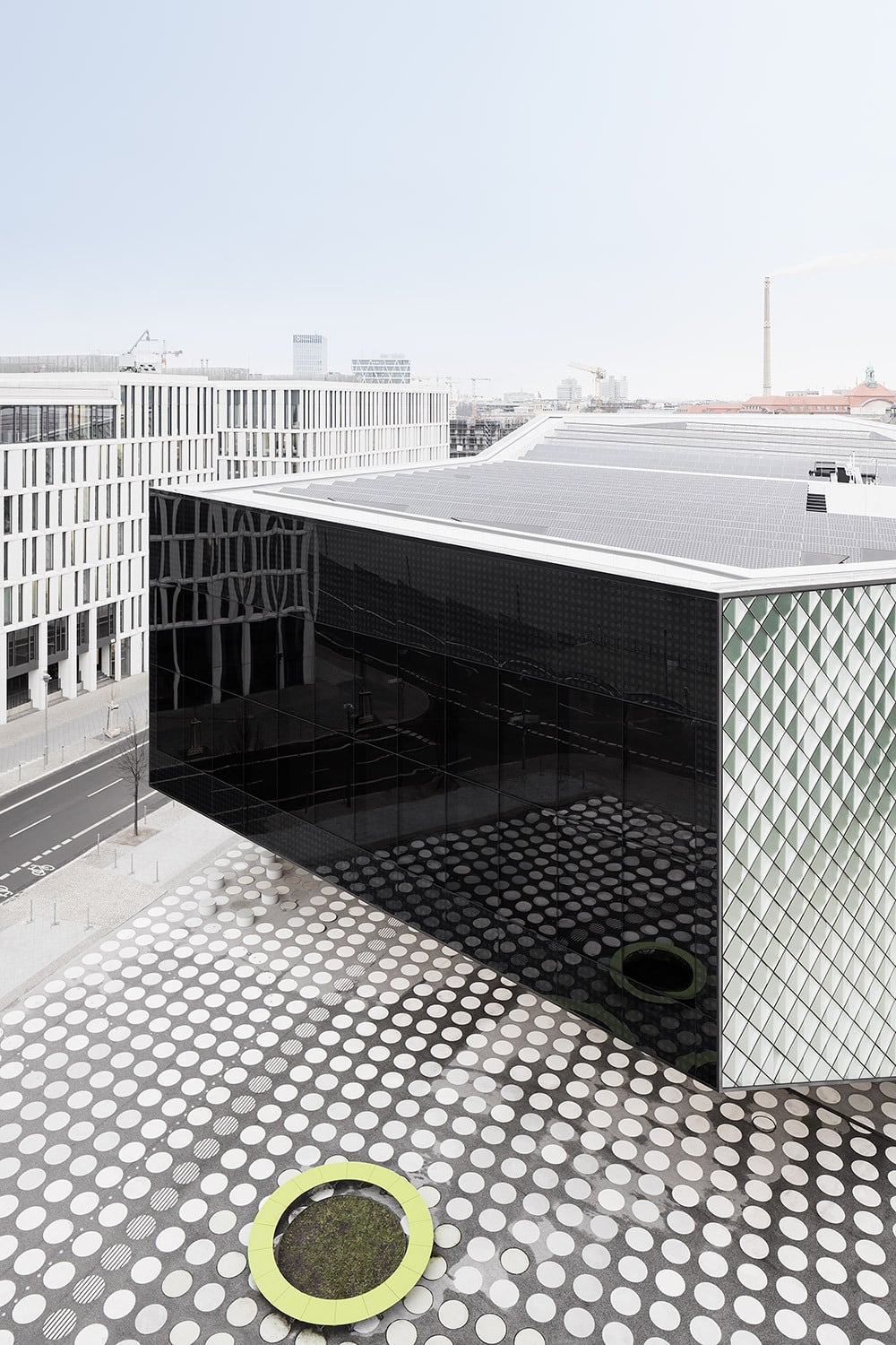 Das Obergeschoss kragt weit über das Erdgeschoss hinaus und überdacht so den Vorplatz.