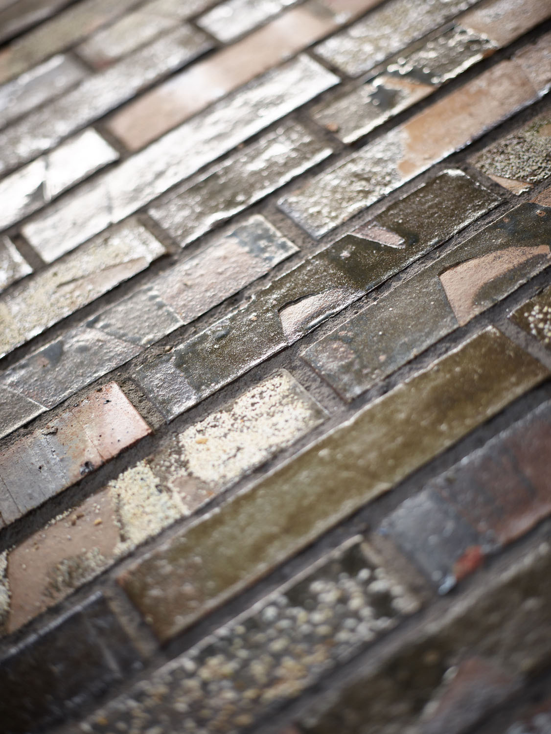 Die Klinkeroberfläche ist ein Mosaik aus gebrochenen und glasierten, hellen und dunklen Stellen. Jeder Stein ist ein Unikat.