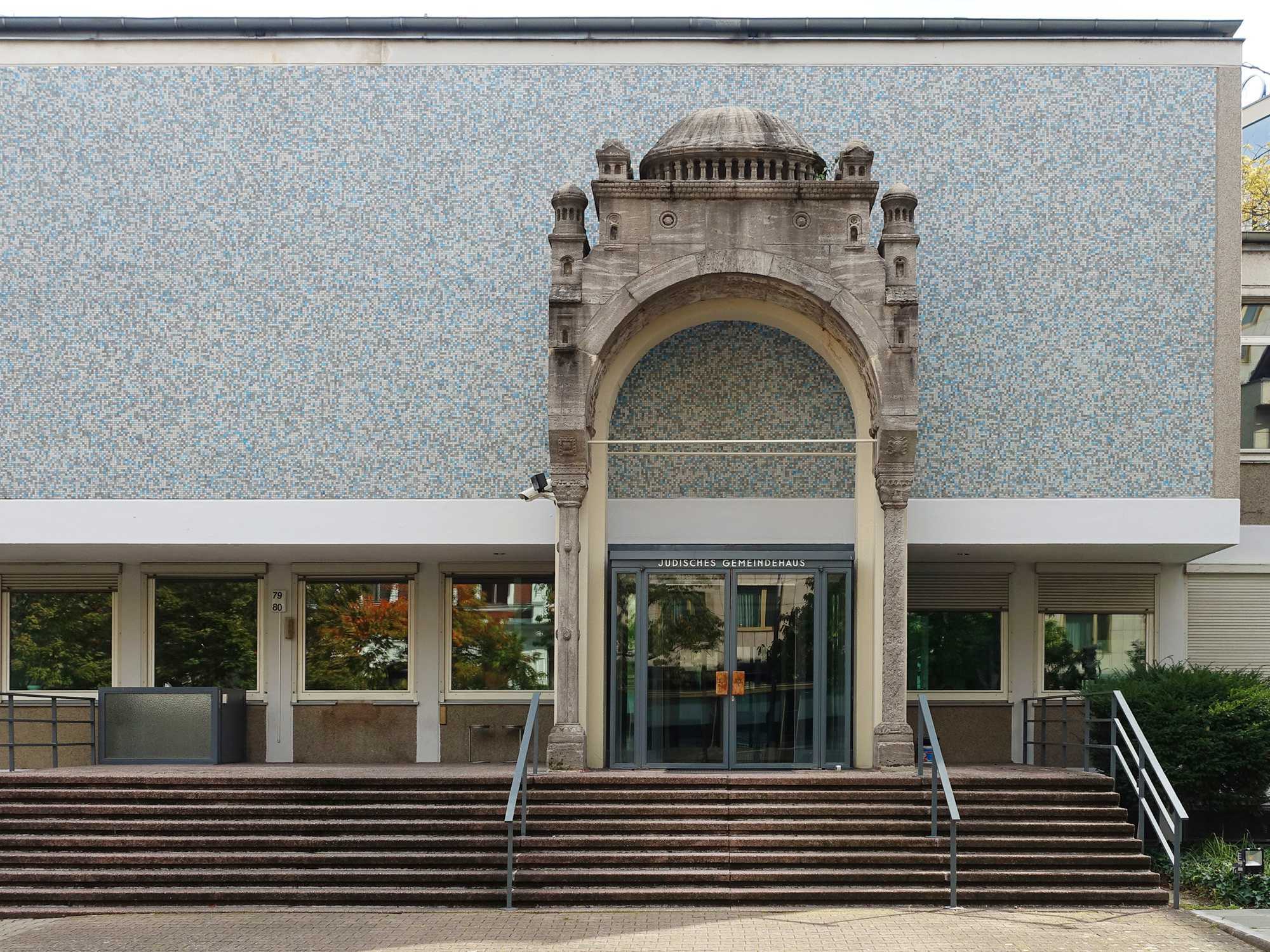 Das Portalfragment des Gemeindehauses in der Berliner Fasanenstraße erinnert an die in der Reichspogromnacht beschädigte Synagoge.