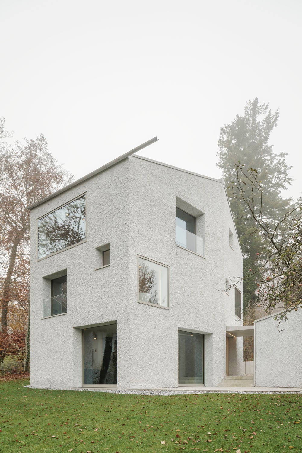 Die Fassade mit Kellenwurfputz sowie die tiefen Fensterlaibungen der öffenbaren Fenster geben dem Wohnhaus seinen einzigartigen Charakter.