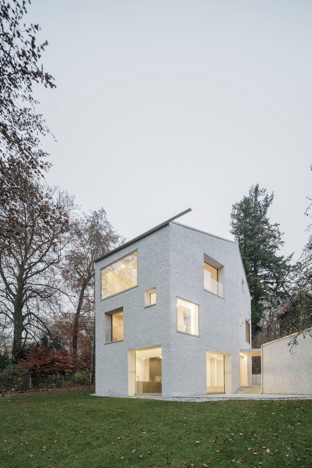 Um die bestehenden Bäume zu schützen, plante Huber einen sechseckigen Grundriss mit drei Vollgeschossen und großen unregelmäßig platzierten Fenstern.