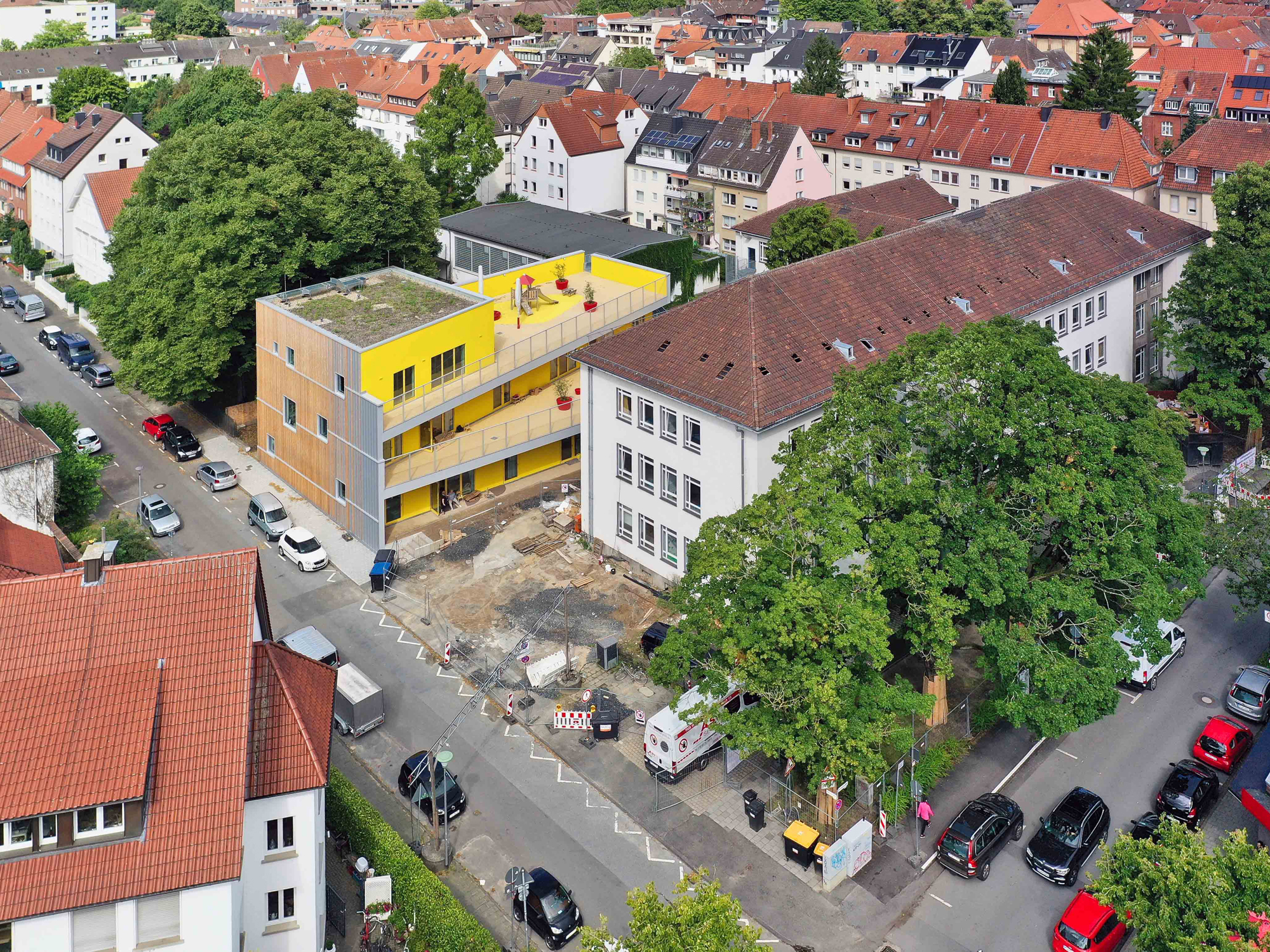 Schon von außen erregt das markante Farbkonzept in Knallgelb Aufmerksamkeit.
