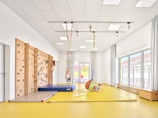 Die in Holzhybrid-Bauweise errichtete Kindertagestätte von SBD Architekten liegt auf dem Areal der Alten Josefschule in Münster.