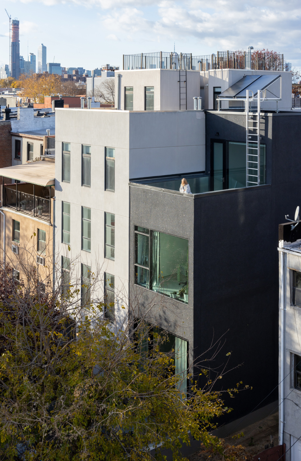 Der hintere Teil des Hauses mündet in einer nach Süden ausgerichteten Dachterrasse.