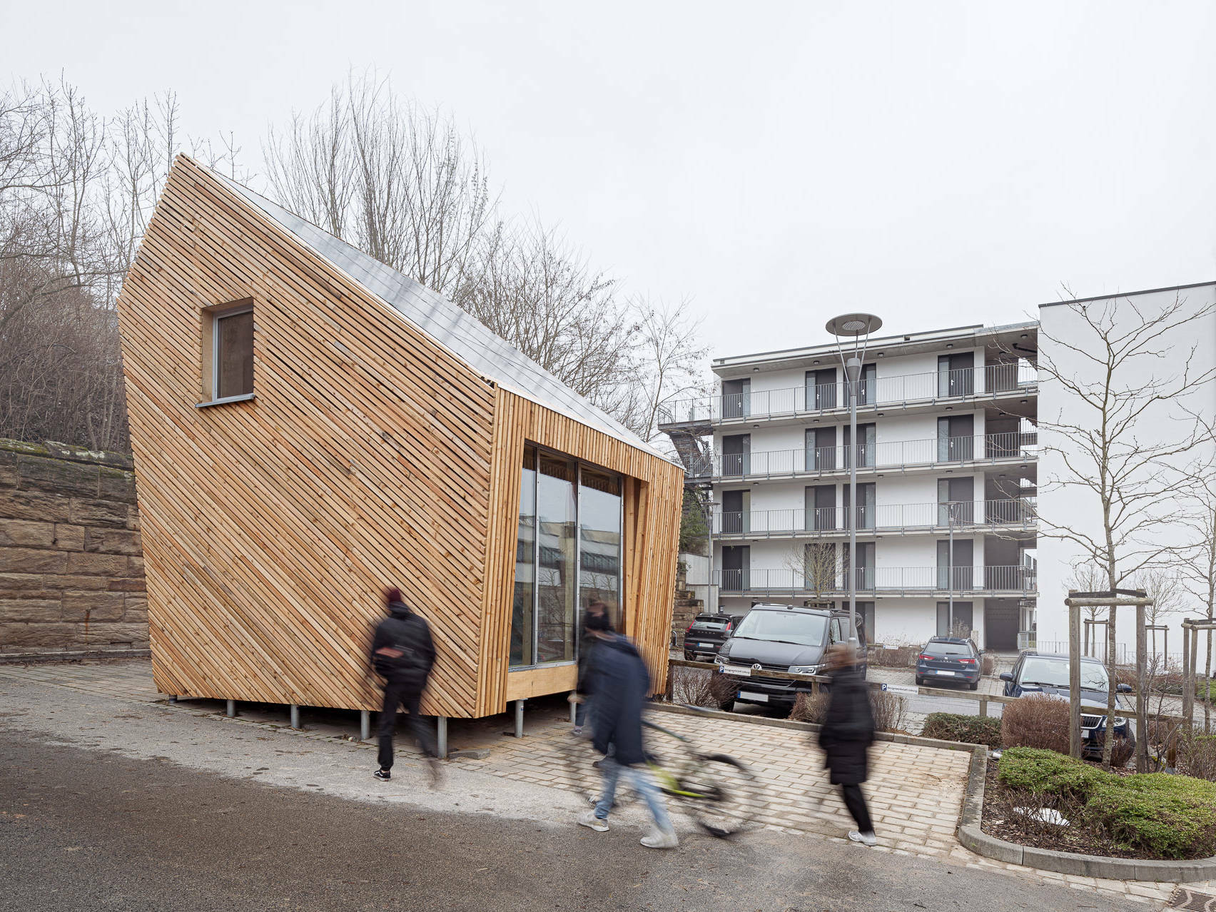 Das Circular Tiny House (CTH*1) steht auf einem Parkplatz des Hochschulcampus in Coburg.