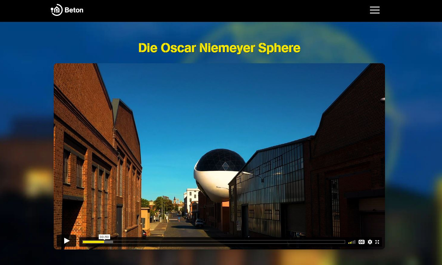 Der rundliche Parasit sitzt auf einer historische Produktionshalle in Reichweite des Baumwollspinnerei-Geländes.
