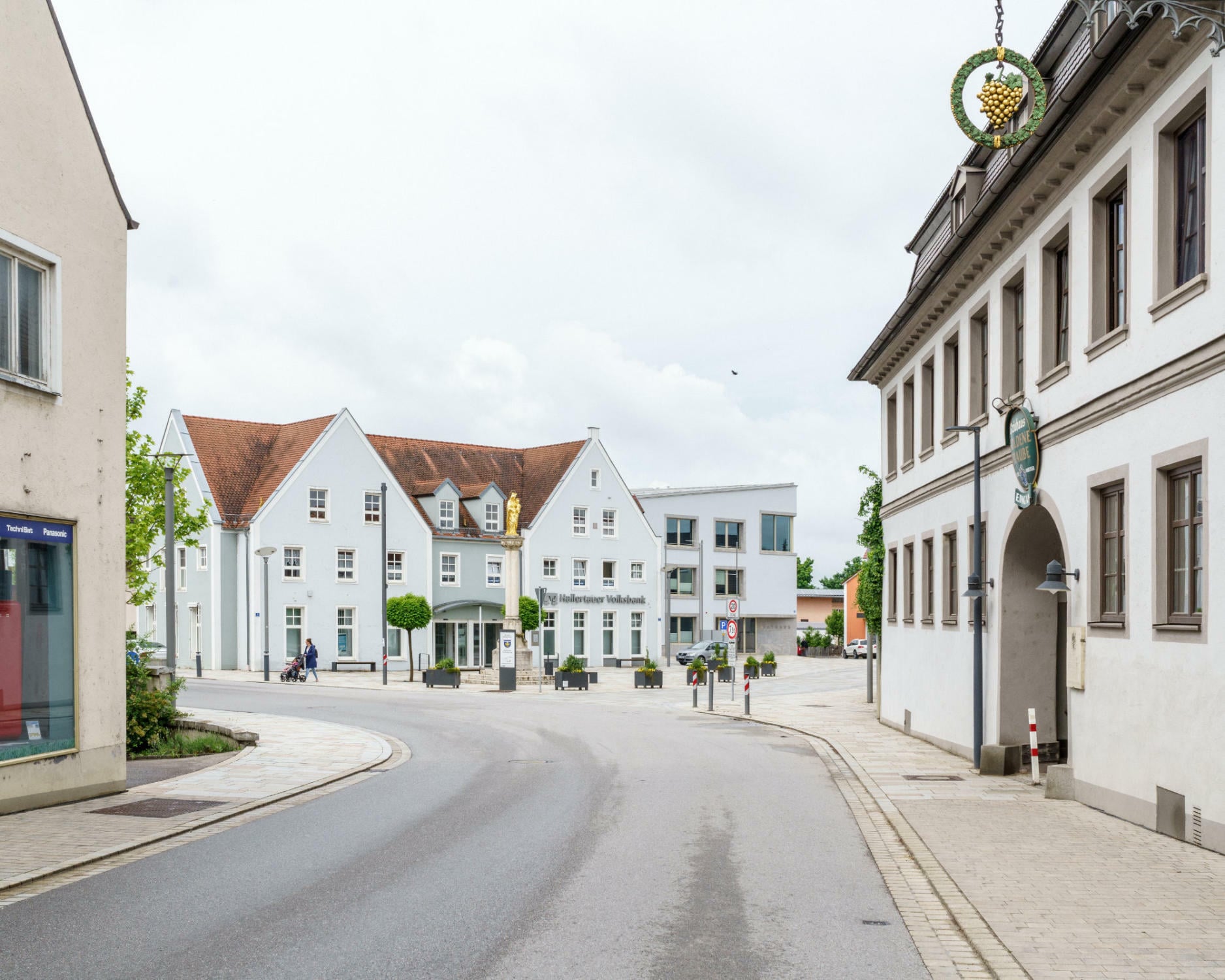 Der Neubau fügt sich in Gestaltung und Volumen zurückhaltend in den bestehenden Ortskern.
