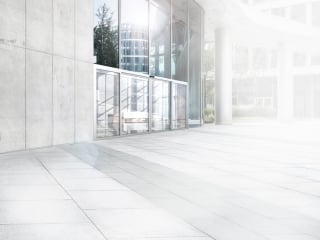 Die automatische Schiebetür ST Pro Green mit neuem Antriebssystem ES Proline hilft, den Energieverbrauch im Gebäude zu senken. 